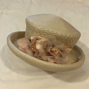 Vintage women’s beige floral church hat